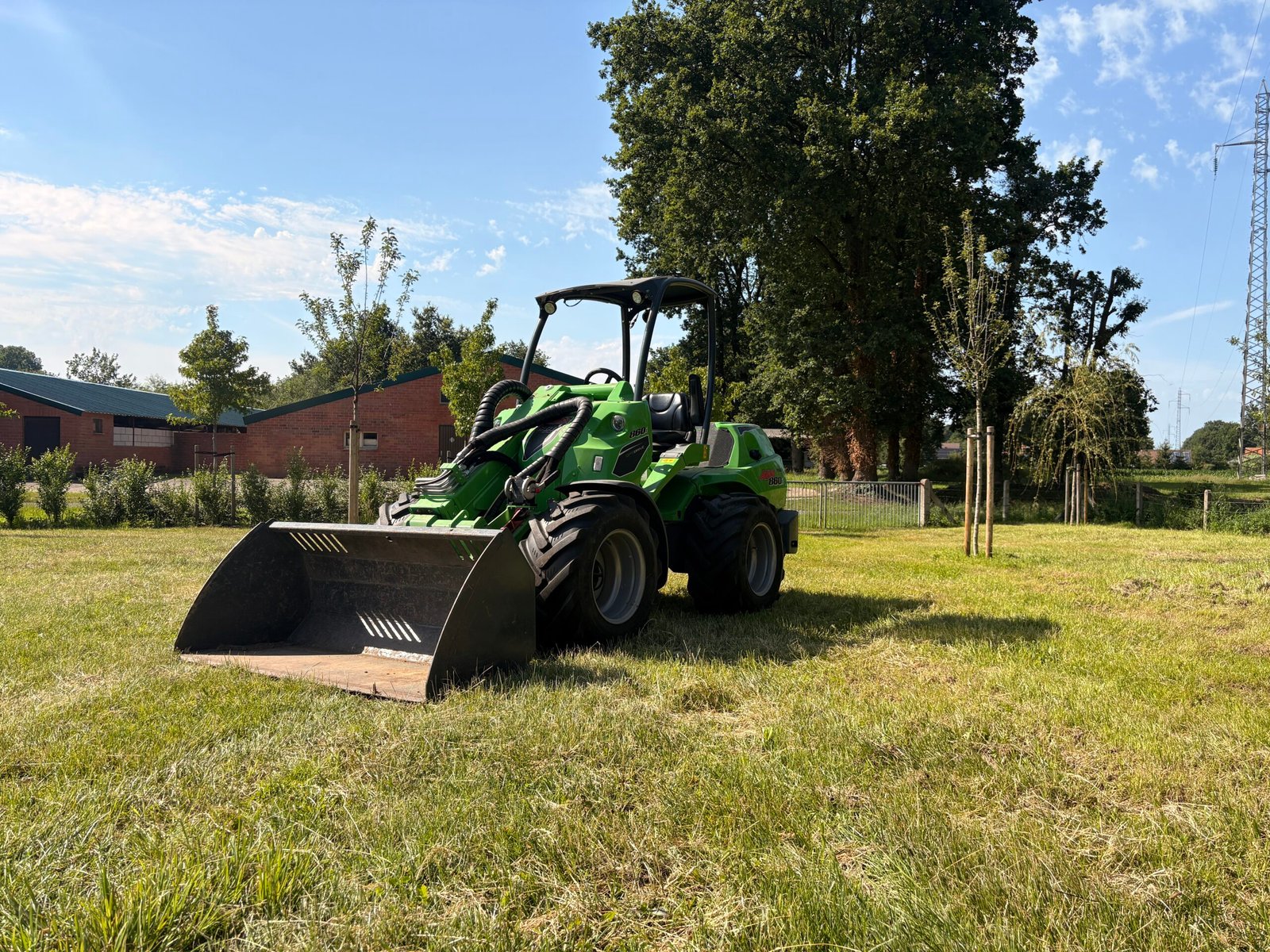 Avant 860 wiellader van Gansleeg met laadbak op een grasveld