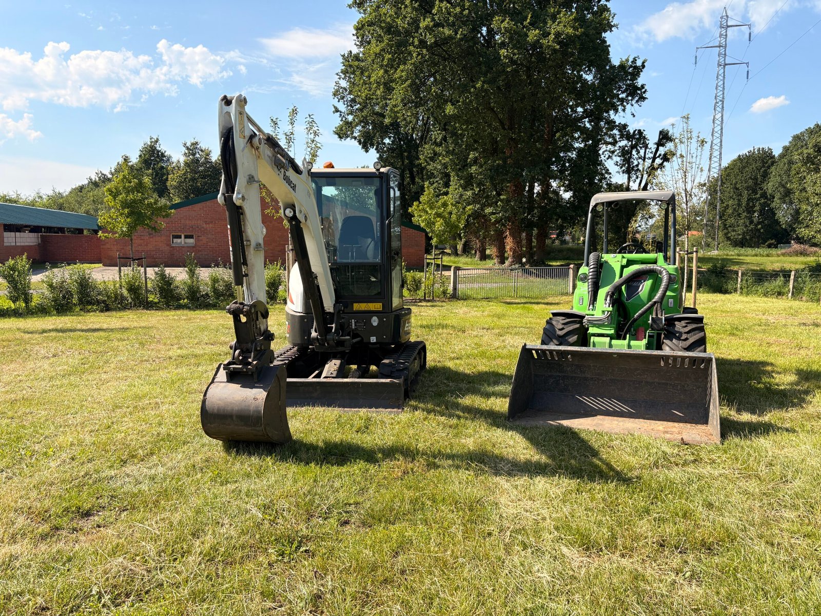 Bobcat minigraver en Avant wiellader van Gansleeg naast elkaar