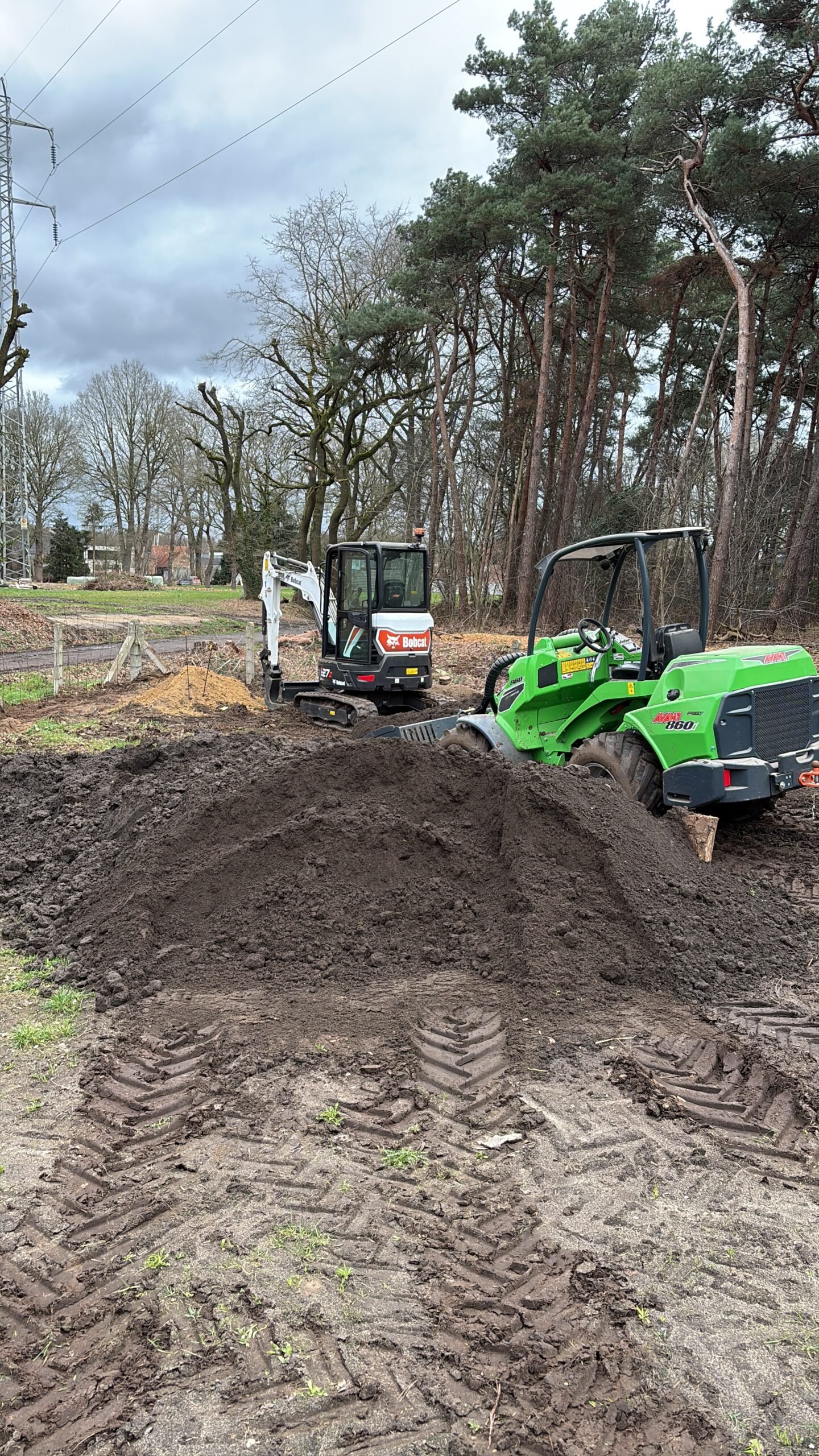Ploeg van Gansleeg ruimt een tuin op met wiellader en minigraver