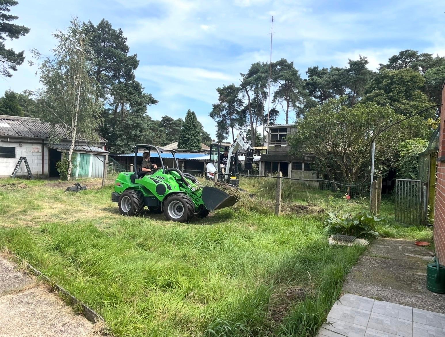Verwilderde, overwoekerde tuin voor Gansleeg begint met opruimen