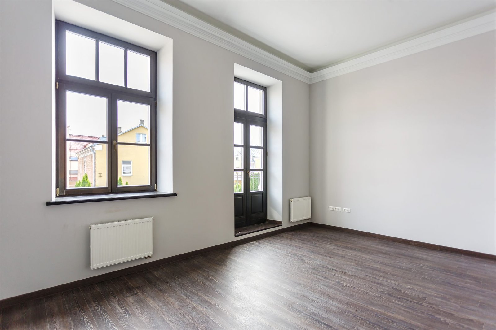 Frisgeschilderde lege kamer met nieuwe vloer