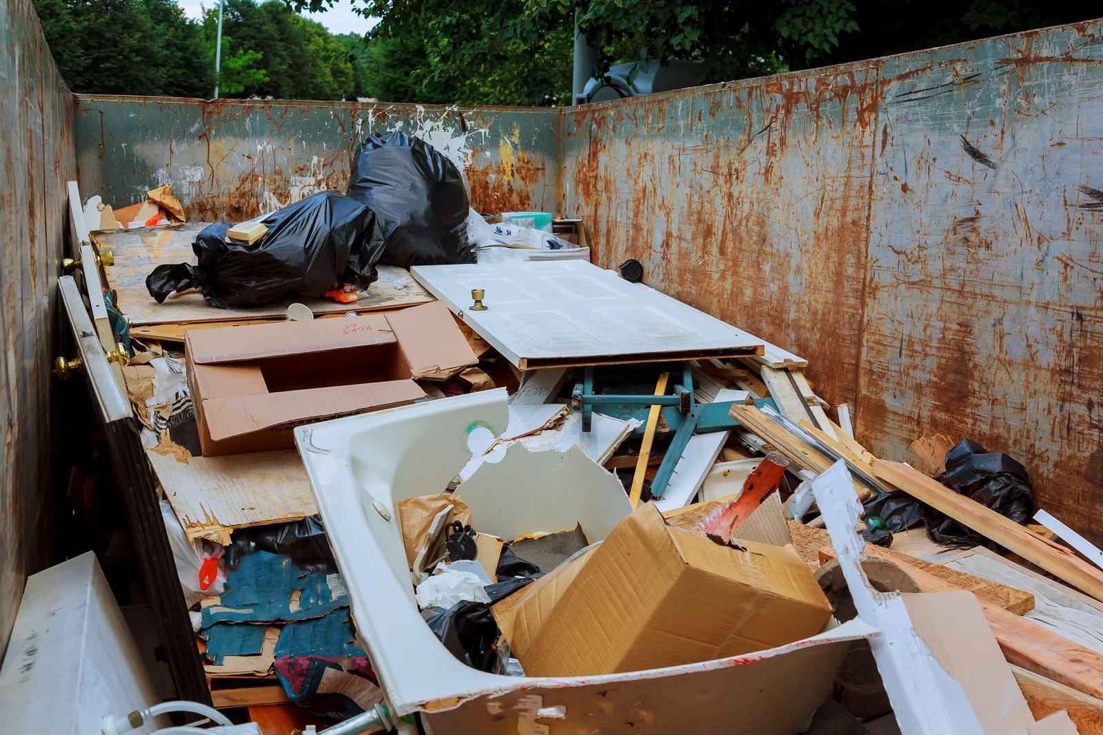 Volle container met afval van een spoedontruiming