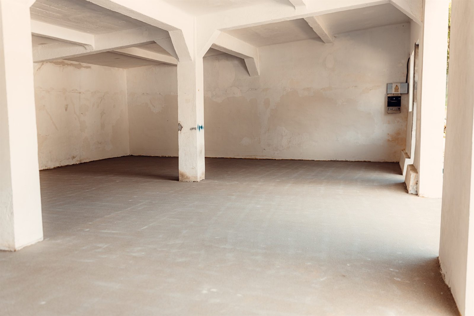 Lege kelderruimte met pilaren in een appartementsgebouw